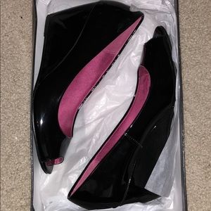 Black shiny wedges
